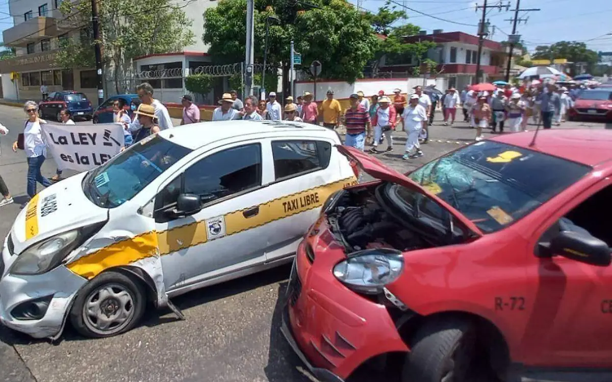 Taxis chocan en medio de una marcha a favor de la SCJN en Tampico 